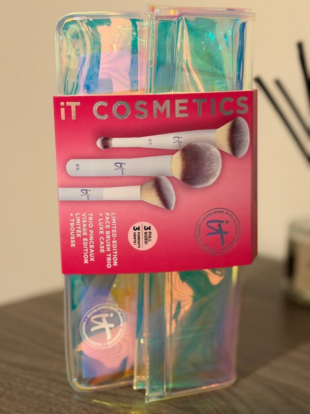 IT Cosmetics Heavenly Luxe 3pc Face Brush Set + Holographic Case NEW